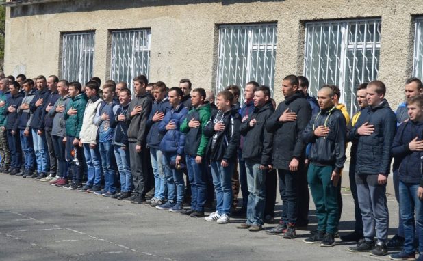 На Тернопільщині урочисто провели 40 юнаків на строкову військову службу (ФОТО)