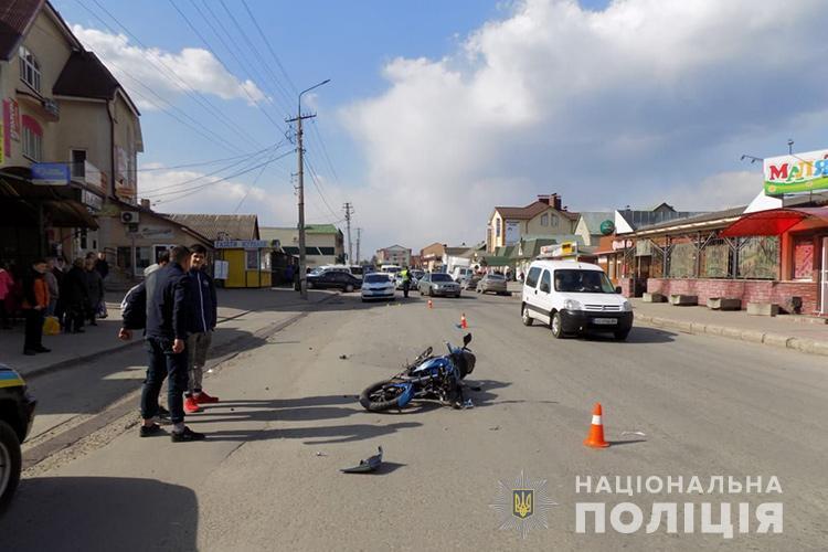 На Тернопільщині водій на мотоциклі збив жінку із маленькою дитиною (ФОТО)