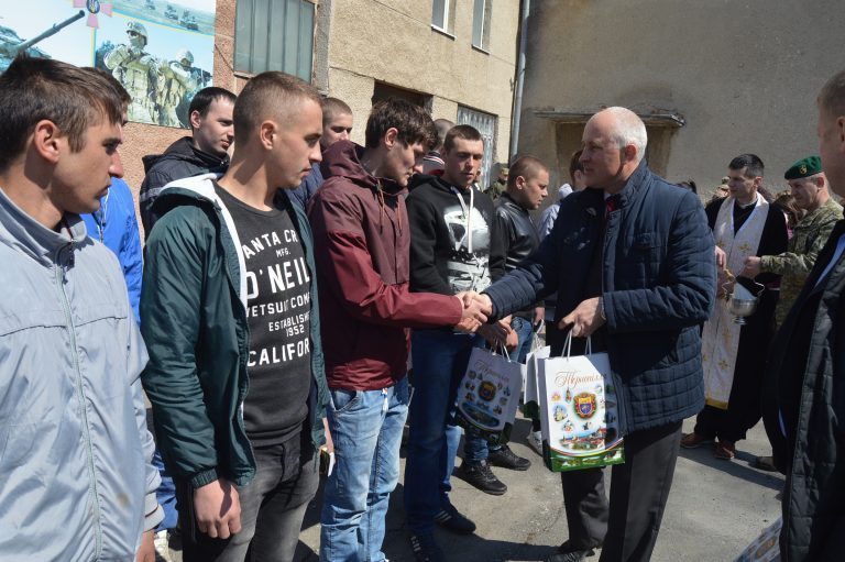 На Тернопільщині урочисто провели 40 юнаків на строкову військову службу (ФОТО)