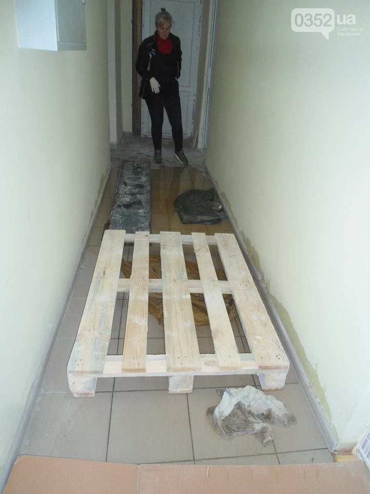 У Тернополі у будинку прориває каналізацію, затоплюючи підвальні приміщення благодійних організацій (ФОТО, ВІДЕО