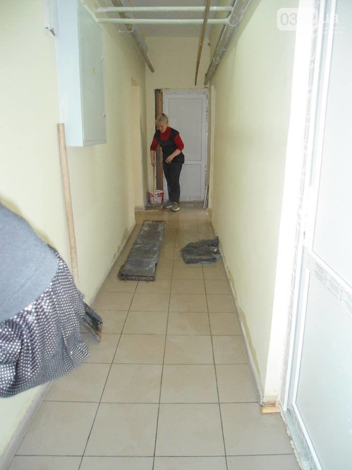 У Тернополі у будинку прориває каналізацію, затоплюючи підвальні приміщення благодійних організацій (ФОТО, ВІДЕО