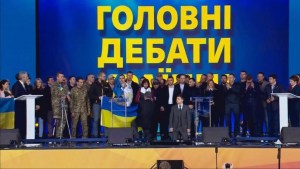 Зеленський і Порошенко стали на коліна під час дебатів