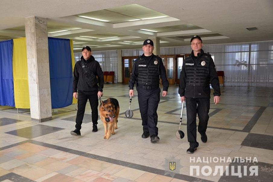 У Тернополі “копи” із собаками обстежували всі виборчі дільниці (фото, відео)