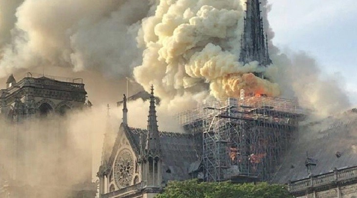 Трагедія для людства: собор Паризької Богоматері охопила масштабна пожежа. Дах і шпиль згоріли (ФОТО, ВІДЕО)