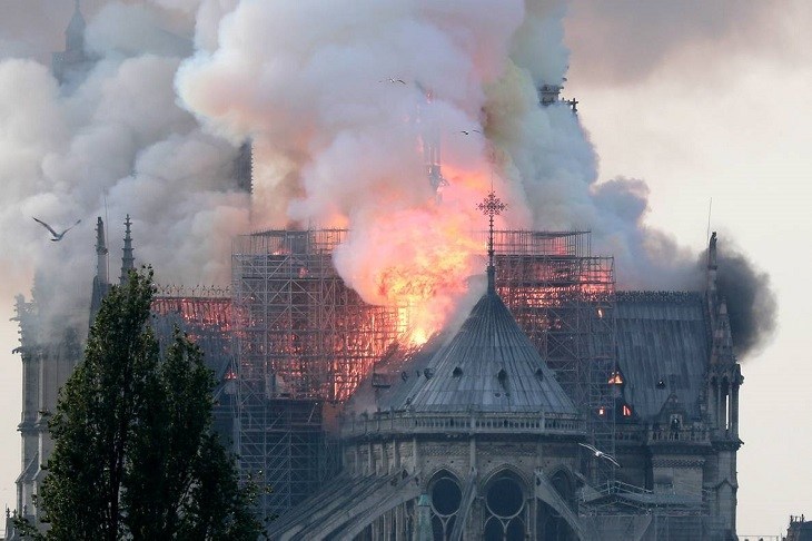 Трагедія для людства: собор Паризької Богоматері охопила масштабна пожежа. Дах і шпиль згоріли (ФОТО, ВІДЕО)