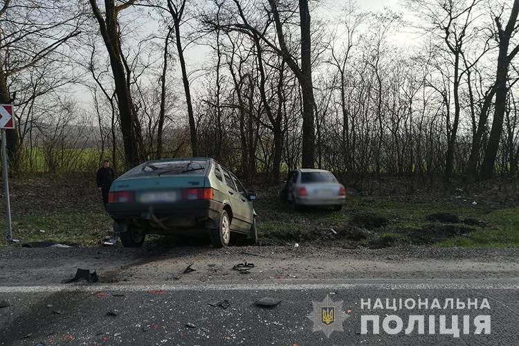 На автодорозі Тернопіль-Львів зіткнулися ВАЗ-2109 та Mazda (ФОТО)