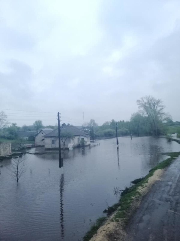 На Тернопільщині підтопило будинки: дорослі та дитина не можуть вийти із помешкання (ФОТО)