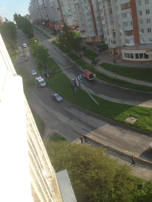 У Тернополі чорний позашляховик збив електричні стовпи: вулицю перекрили (ФОТО)