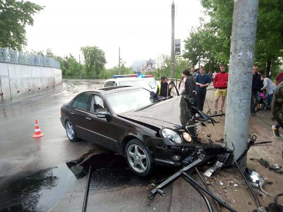 Жахлива аварія у Тернополі: водій розтрощив “Мерседеса” (ФОТО)