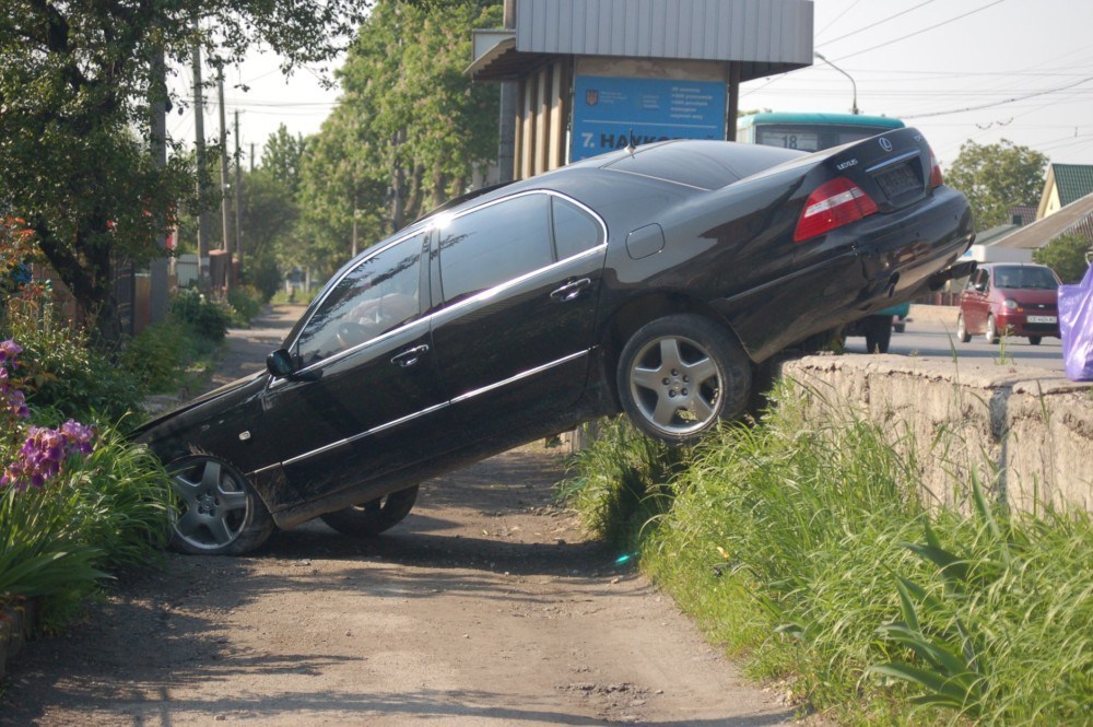 Аварія у Тернополі біля зупинки: “Лексус” злетів з дороги на тротуар, водія немає (ФОТО)