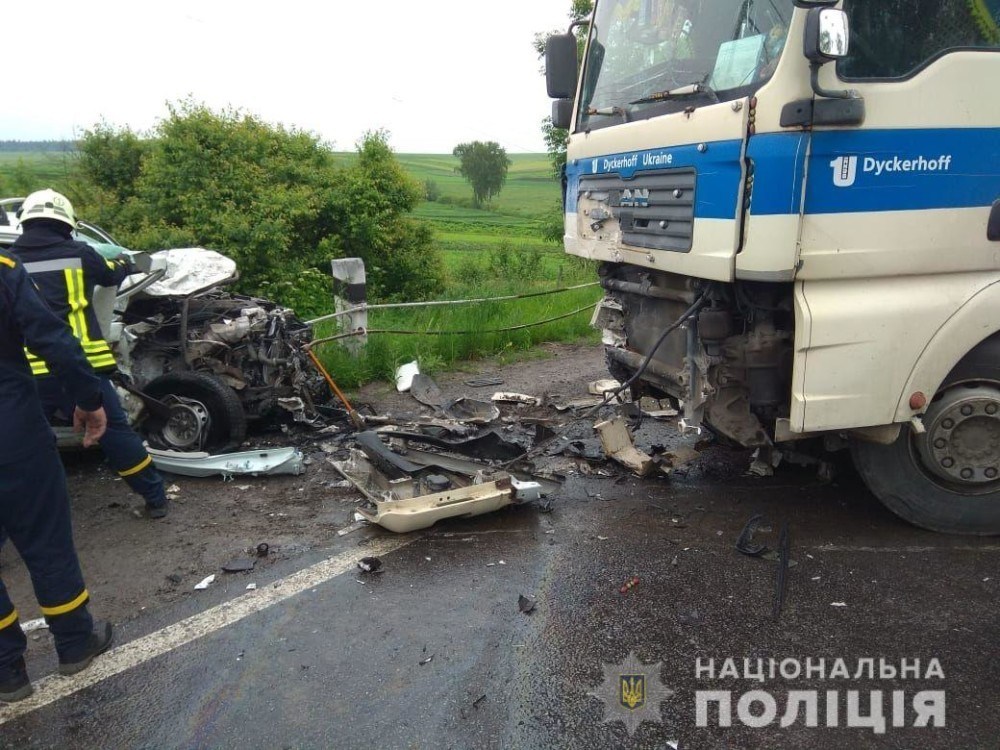 Жахлива аварія на Тернопільщині: троє людей загинуло, двоє у важкому стані (ФОТО)