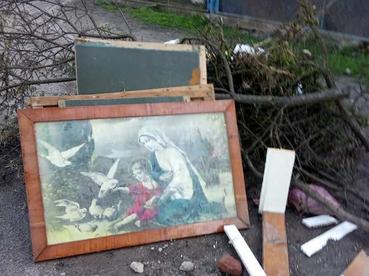 На Тернопільщині біля смітника знайшли образ Богородиці (ФОТО)