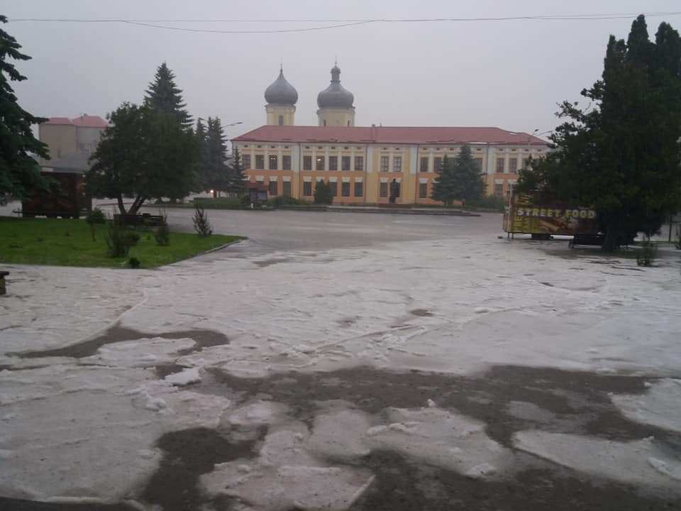 Сильна злива з градом затопила Збараж (ФОТО, ВІДЕО)