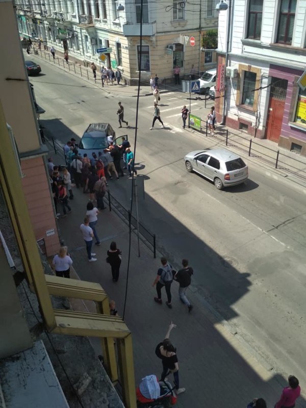 У центрі Тернополя на пішохідному збили людину (ФОТО)