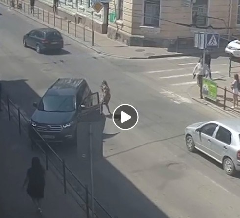 Показали відео, як водійка у центрі Тернополя переїхала дідуся (ВІДЕО)