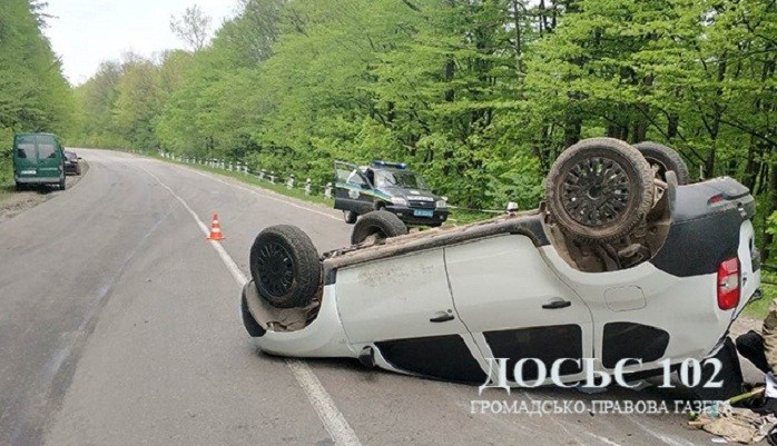 На Тернопільщині водій виїхав на зустрічну і влаштував масштабну аварію (ФОТО)