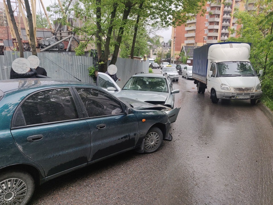 У Тернополі водій поїхав проти “шерсті” і влаштував потрійну аварію (ФОТО)