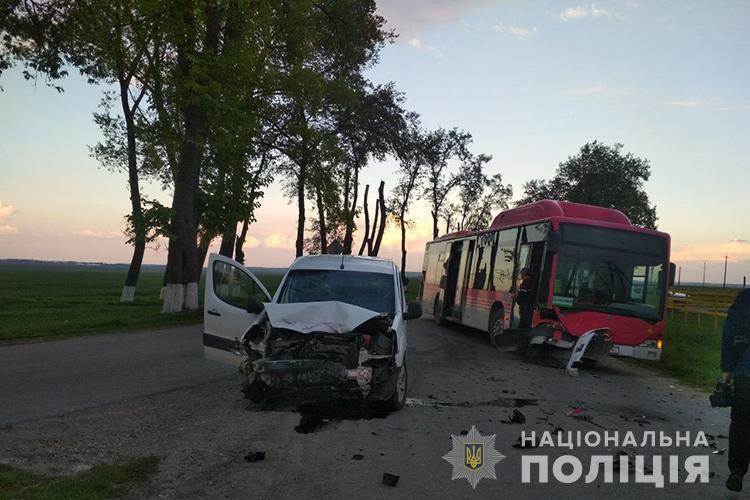 На Тернопільщині водійку засліпило сонце і вона в’їхала в автобус (ФОТО)