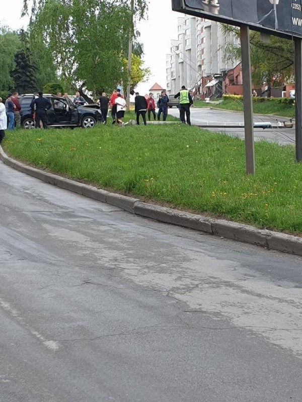 У Тернополі чорний позашляховик збив електричні стовпи: вулицю перекрили (ФОТО)