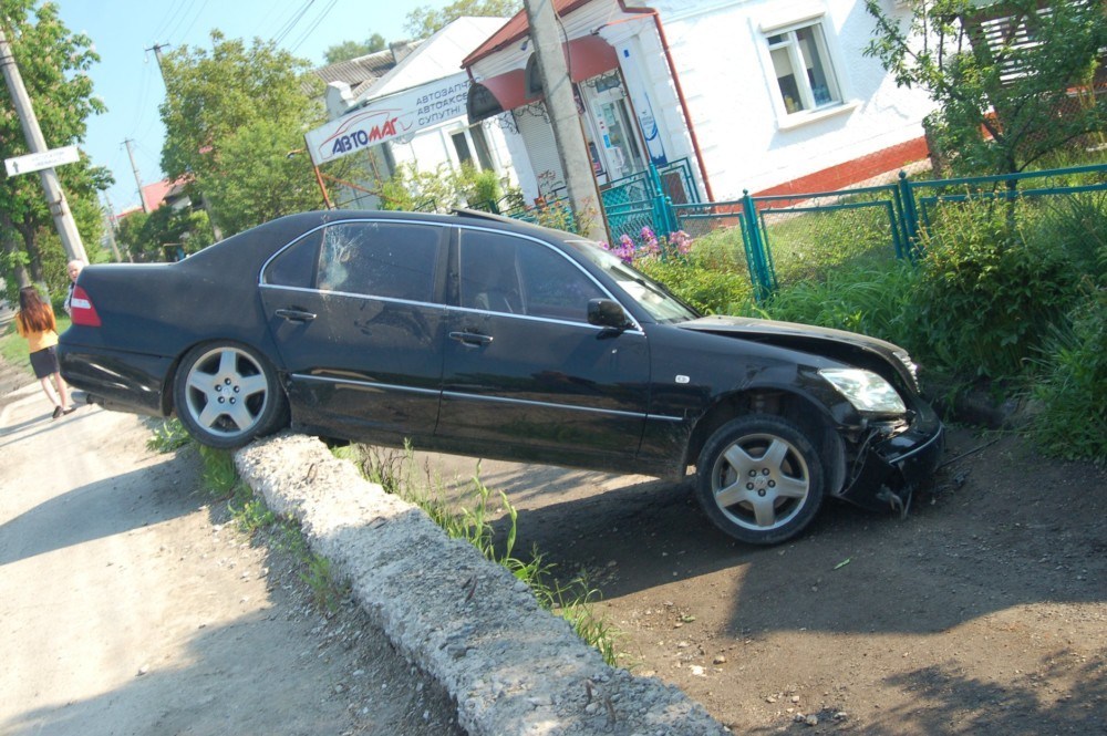 Аварія у Тернополі біля зупинки: “Лексус” злетів з дороги на тротуар, водія немає (ФОТО)