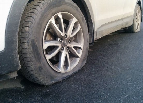 На Тернопільщині чоловік порізав колеса у десяти автівок