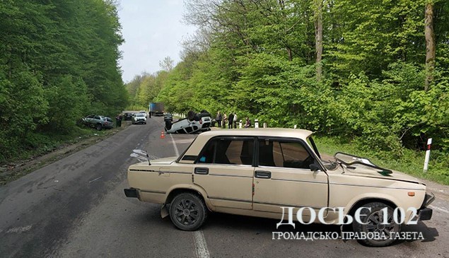 На Тернопільщині водій виїхав на зустрічну і влаштував масштабну аварію (ФОТО)