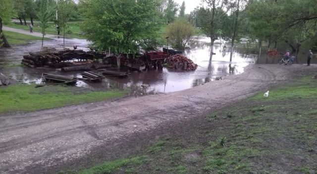 На Тернопільщині річка вийшла з берегів і наробила біди (ФОТО, ВІДЕО)