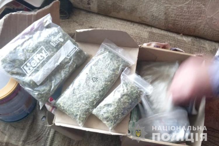 Наркобізнес у Тернополі: детективи вилучили зброю, наркотики та багато валюти (ФОТО)