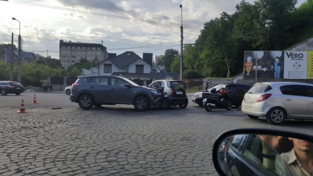 У Тернополі зіткнулися Smart та Toyota Rav 4: постраждала жінка (ФОТО)