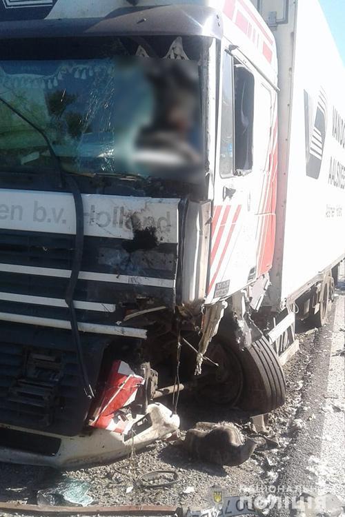 Моторошна аварія на Тернопільщині: зіткнулася вантажівка і бус, водій загинув (ФОТО)