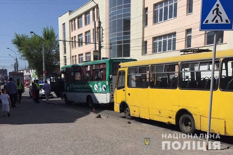 У Тернополі під колесами маршрутки загинула жінка. Шукають свідків ДТП (ФОТО)