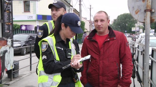 У Тернополі патрульні штрафують пішоходів-порушників