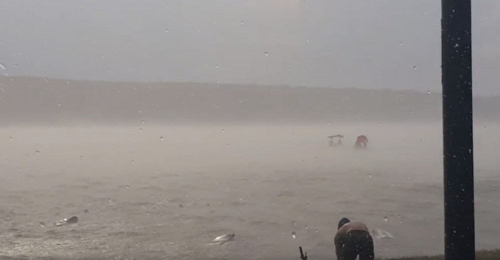 “Страшний шторм”: показали відео зливи на пляжі у Тернополі (ВІДЕО)
