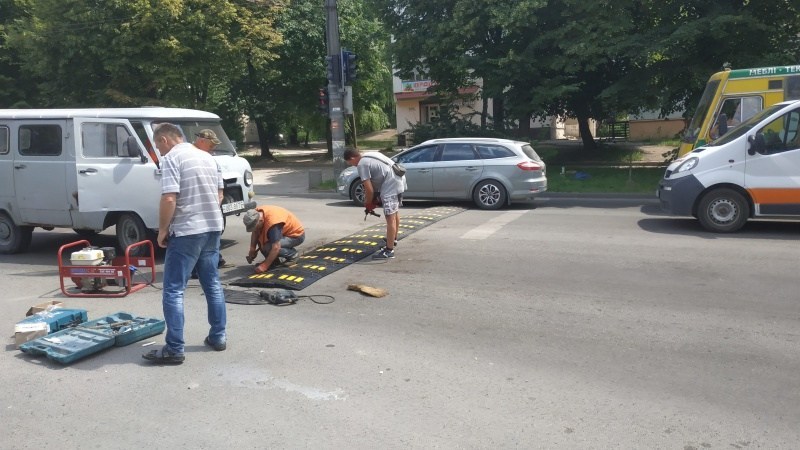 У Тернополі на вулиці Тарнавського встановили “лежачого поліцейського” (ФОТО)