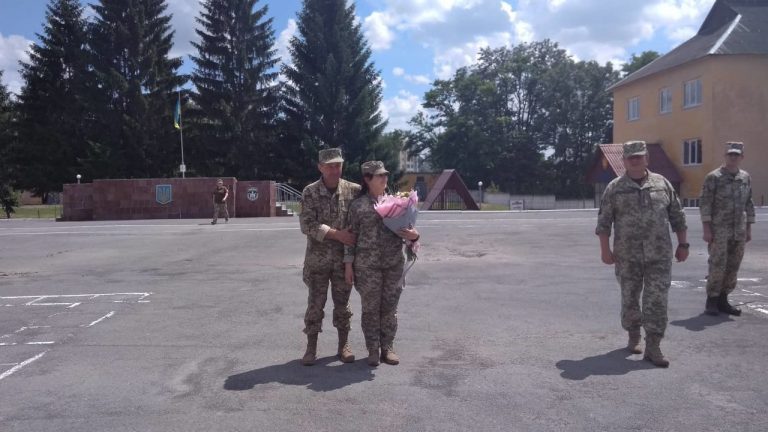 У Тернополі військовий освідчився коханій на плацу (ВІДЕО)