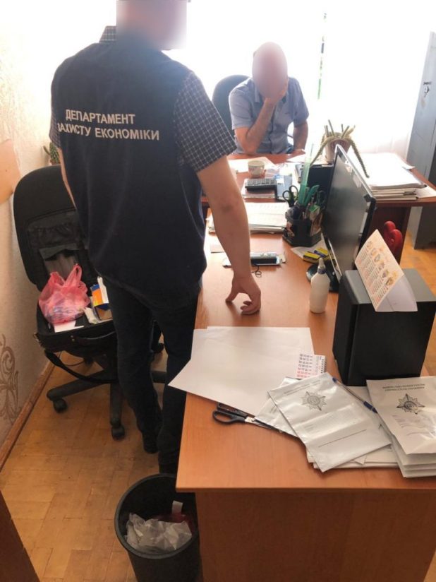На Тернопільщині спіймали освітянина, який вимагав від студента 300 євро (ФОТО)
