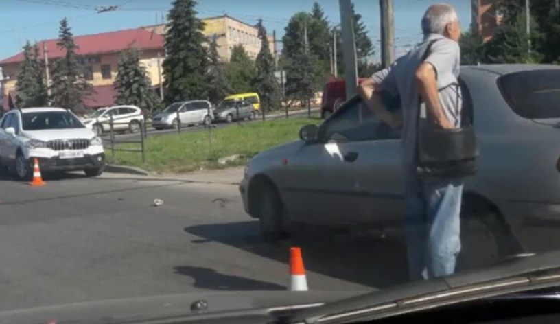 Аварія у Тернополі: на пішохідному збили жінку (ВІДЕО)