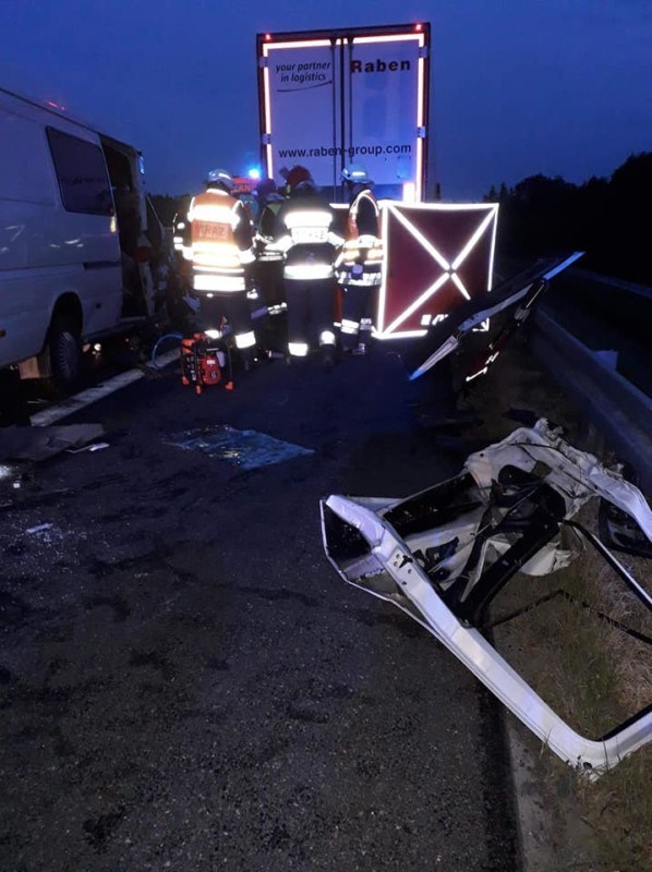 Жахлива аварія у Польщі: мікроавтобус з українцями на швидкості влетів у вантажівку, загинула дівчина (ФОТО)