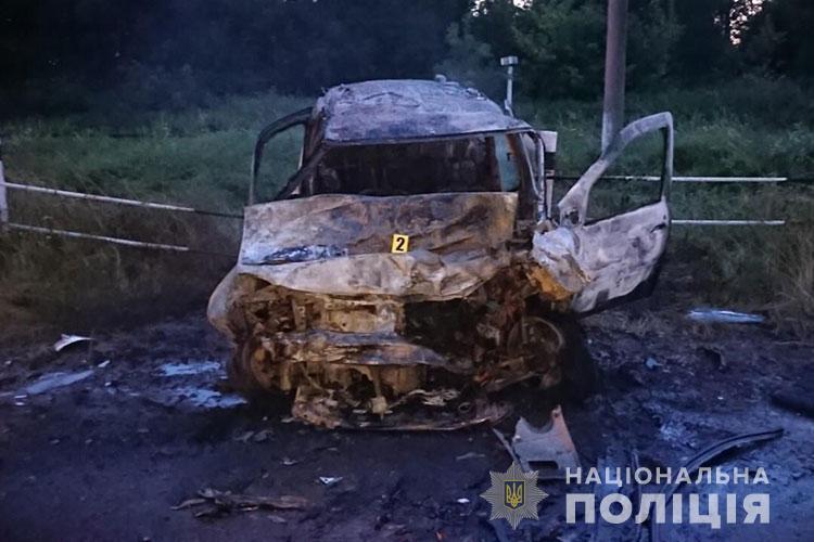 Жахлива аварія на Тернопільщині: травмовано восьмеро людей, одне авто згоріло (ФОТО)