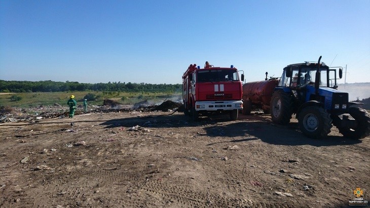 На Тернопільщині гасять масштабну пожежу на сміттєзвалищі (ФОТО)