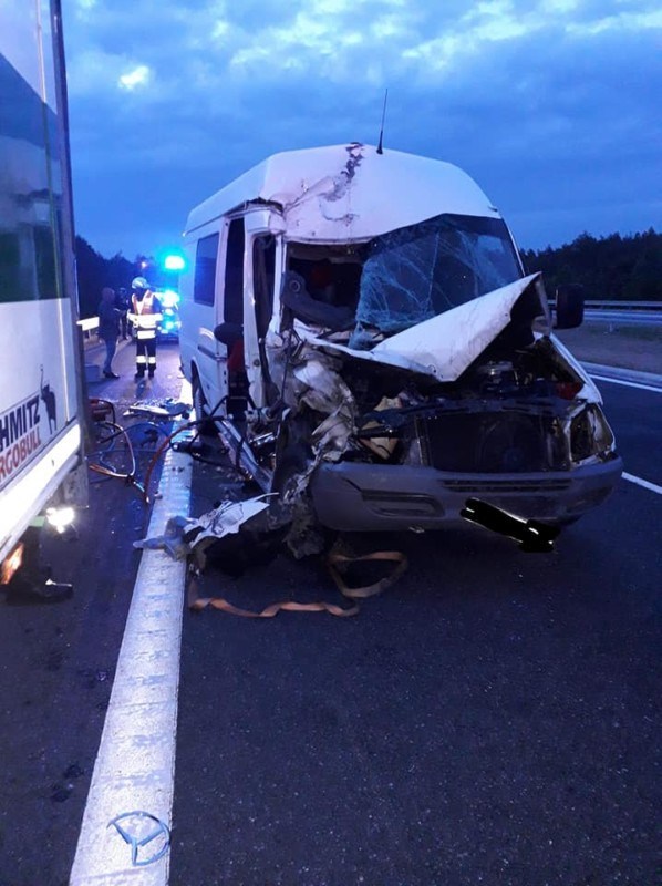 Жахлива аварія у Польщі: мікроавтобус з українцями на швидкості влетів у вантажівку, загинула дівчина (ФОТО)
