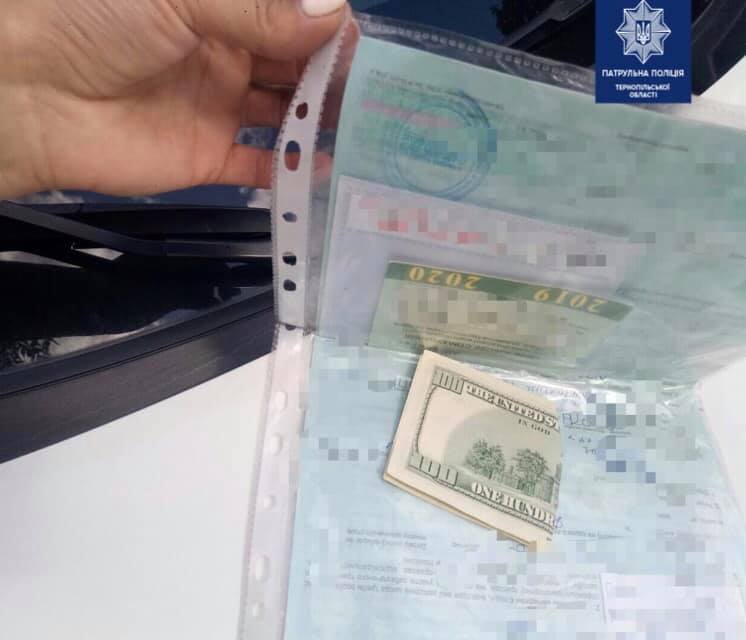 На Тернопільщині п’яний водій запропонував поліцейським хабар 100 доларів хабара (ФОТО)