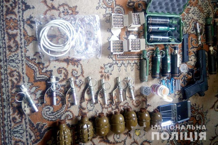 На Тернопільщині у чоловіка знайшли арсенал зброї та предмети, які взагалі заборонені на території України