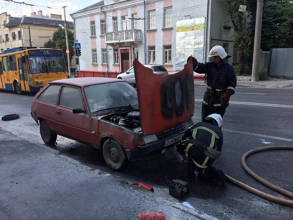 У Тернополі під час руху загорівся автомобіль (ФОТО)