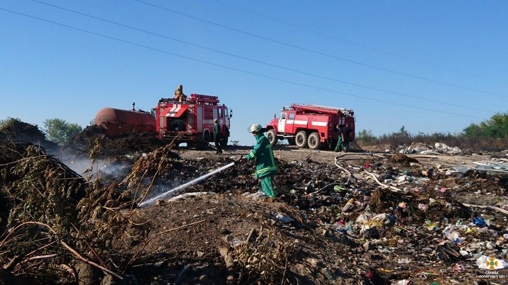 На Тернопільщині гасять масштабну пожежу на сміттєзвалищі (ФОТО)
