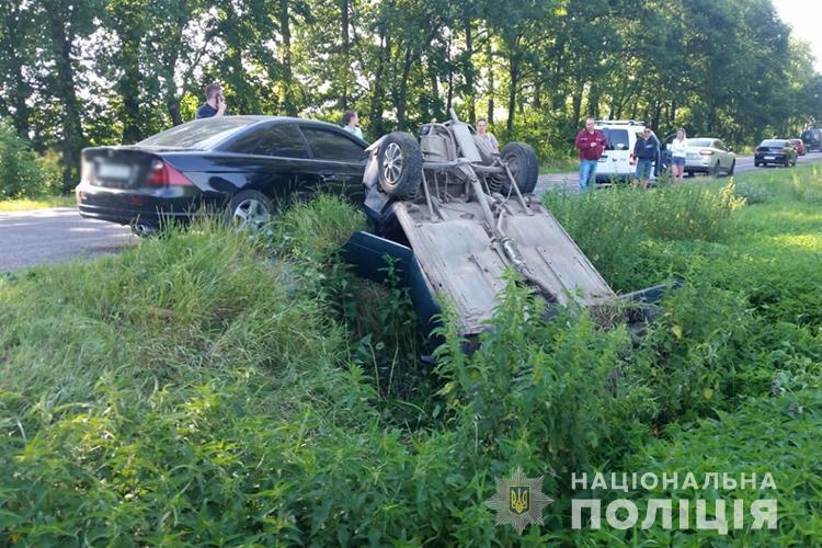 ДТП на Тернопільщині: авто перекинулося, у салоні були водій та жінки, одна з них вагітна (ФОТО)
