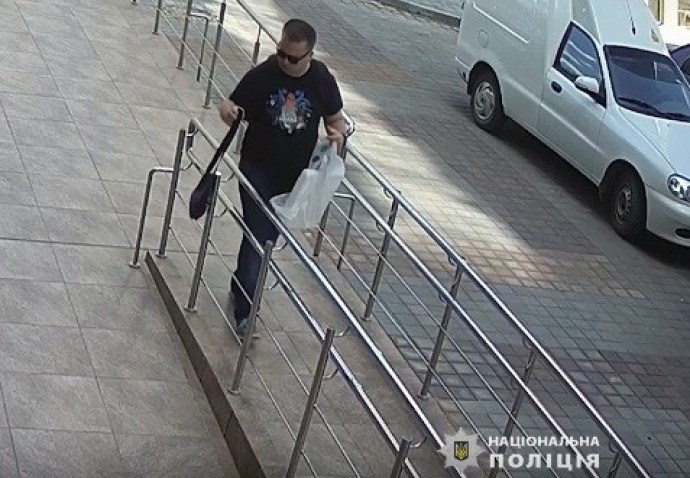 У центрі Тернополя зловмисник викрав у неповнолітнього дитячу сумку (ВІДЕО)