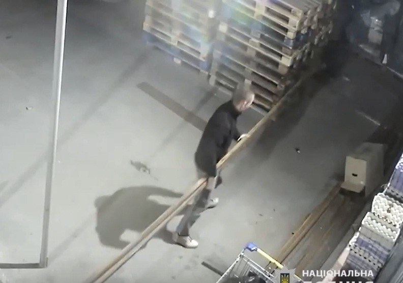Показали відео, як чоловік у Тернополі краде металеві труби: розшукують злодія (ВІДЕО)