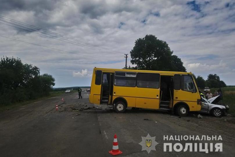 На Тернопільщині зіткнулися автобус та легківка: загинула жінка, чоловік та дитина у лікарні (ФОТО)