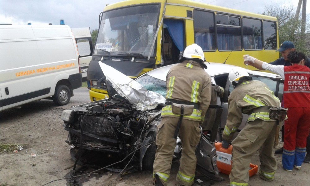На Тернопільщині зіткнулися автобус та легківка: загинула жінка, чоловік та дитина у лікарні (ФОТО)